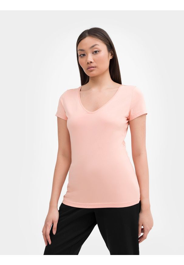 4f - T-shirt regular gładki damski. Typ kołnierza: dekolt w serek. Kolor: różowy. Materiał: bawełna, elastan. Wzór: gładki