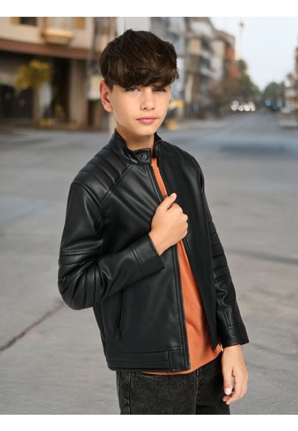 Sinsay - Kurtka z imitacji skóry - czarny. Typ kołnierza: kołnierzyk stójkowy. Kolor: czarny. Materiał: skóra