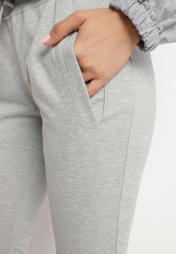 Born2be - Jasnoszare Spodnie Dresowe z Gumką w pasie i Troczkiem Halemia. Okazja: na co dzień. Kolor: szary. Materiał: dresówka. Długość: długie. Styl: sportowy, elegancki, casual