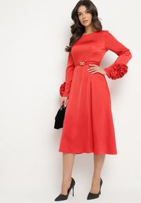 Born2be - Czerwona Sukienka Wieczorowa Ozdobiona Paskiem i Kwiatami 3D Temarita. Kolor: czerwony. Wzór: aplikacja, kwiaty. Styl: wizytowy #6