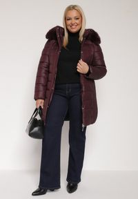 Born2be - Bordowa Długa Kurtka Pikowana z Odpinanym Kapturem i Futerkiem Retelma. Okazja: na co dzień. Kolor: czerwony. Materiał: futro. Długość: długie. Styl: casual #3