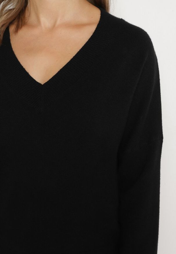 Born2be - Czarny Sweter z Dekoltem w V z Domieszką Kaszmiru Mariara. Okazja: na co dzień. Typ kołnierza: dekolt w kształcie V. Kolor: czarny. Materiał: kaszmir. Wzór: bez wzorów. Styl: casual