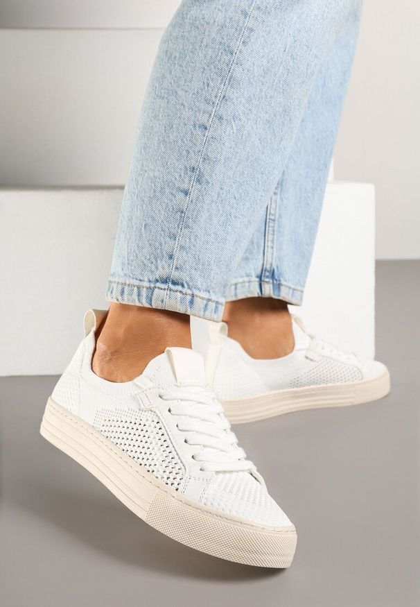 Renee - Białe Siateczkowe Sneakersy Ozdobione Metaliczną Nicią Nimiarene. Kolor: biały. Materiał: jeans. Wzór: aplikacja