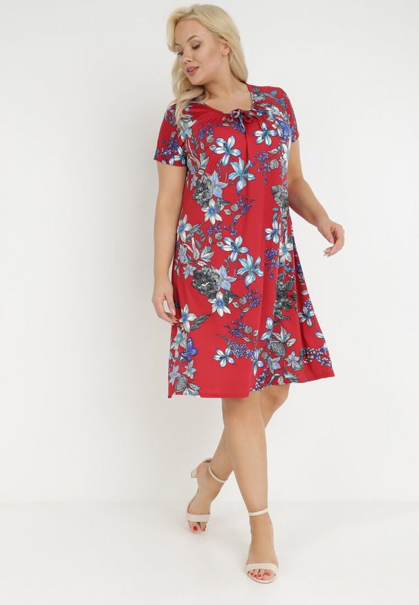 Born2be - Bordowa Sukienka Hypsusa. Kolekcja: plus size. Kolor: czerwony. Długość rękawa: krótki rękaw. Wzór: nadruk, aplikacja, kwiaty. Sezon: lato. Typ sukienki: dla puszystych. Długość: mini