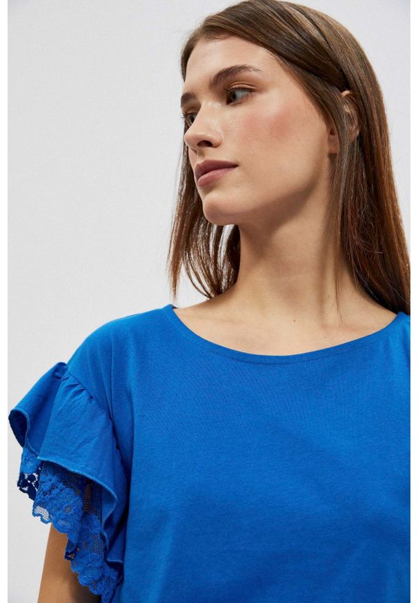 MOODO - Bluzka z falbaną na ramionach niebieska. Kolor: niebieski. Materiał: bawełna