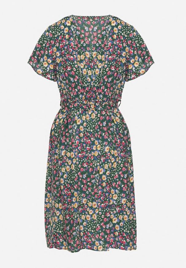 Born2be - Zielona Wiskozowa Kopertowa Sukienka Wiązana Materiałowym Sznurkiem z Gumką w Talii Zanlea. Typ kołnierza: dekolt w kształcie V. Kolor: zielony. Materiał: wiskoza, materiał. Długość rękawa: krótki rękaw. Sezon: lato. Typ sukienki: kopertowe