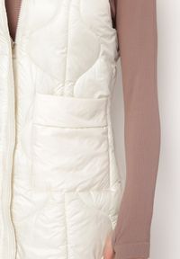 Born2be - Jasnobeżowa Pikowana Kamizelka z Kapturem i Kieszeniami Kress. Typ kołnierza: kaptur. Kolor: beżowy #4