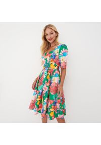 Mohito - Sukienka midi w kwiaty - Zielony. Kolor: zielony. Wzór: kwiaty. Długość: midi #1