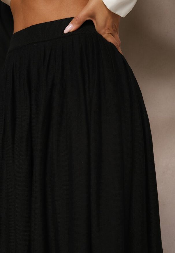 Renee - Czarna Spódnica z Wiskozą o Plisowanym Kroju z Gumką w Pasie Tilisya. Okazja: na co dzień. Kolor: czarny. Materiał: wiskoza. Styl: klasyczny, elegancki, casual