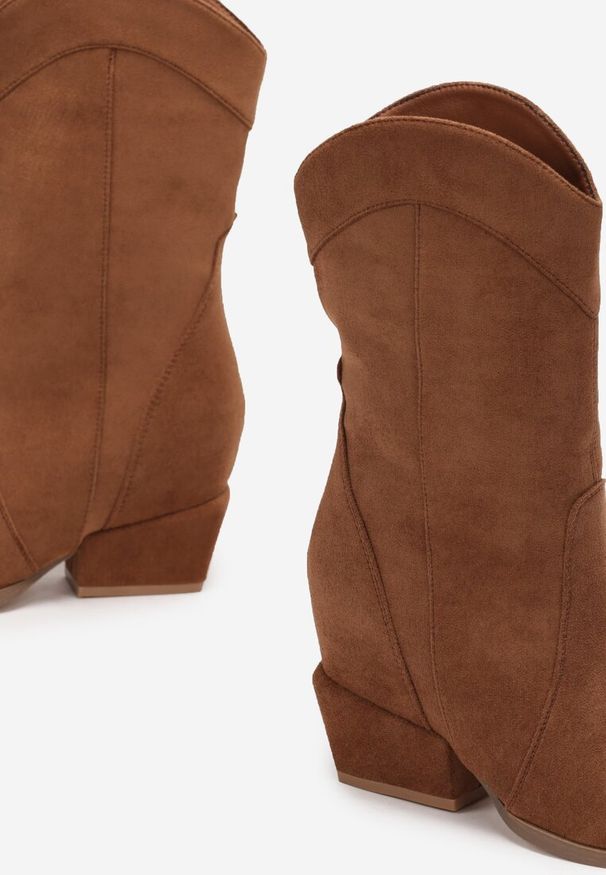 Renee - Brązowe Kozaki na Niewysokim Koturnie w Stylu Kowbojek Mones. Nosek buta: szpiczasty. Zapięcie: zamek. Kolor: brązowy. Materiał: materiał. Sezon: zima. Obcas: na koturnie. Wysokość obcasa: średni