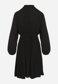 Born2be - Czarna Plisowana Sukienka z Ozdobnym Wiązaniem i Gumką w Talii Melondria. Okazja: na spotkanie biznesowe, na imprezę. Kolor: czarny. Długość rękawa: długi rękaw. Sezon: lato. Styl: biznesowy #2