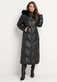 Born2be - Czarna Pikowana Kurtka Maxi Płaszcz z Ozdobnym Marszczeniem i Futerkiem Estenous. Okazja: na co dzień. Kolor: czarny. Materiał: futro. Wzór: aplikacja. Sezon: zima. Styl: casual, elegancki, klasyczny #1