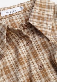 Born2be - Beżowa Krótka Bawełniana Koszula w Kratę z Marszczeniem Wenatia. Okazja: na co dzień. Kolor: beżowy. Materiał: bawełna. Długość: krótkie. Styl: casual #4