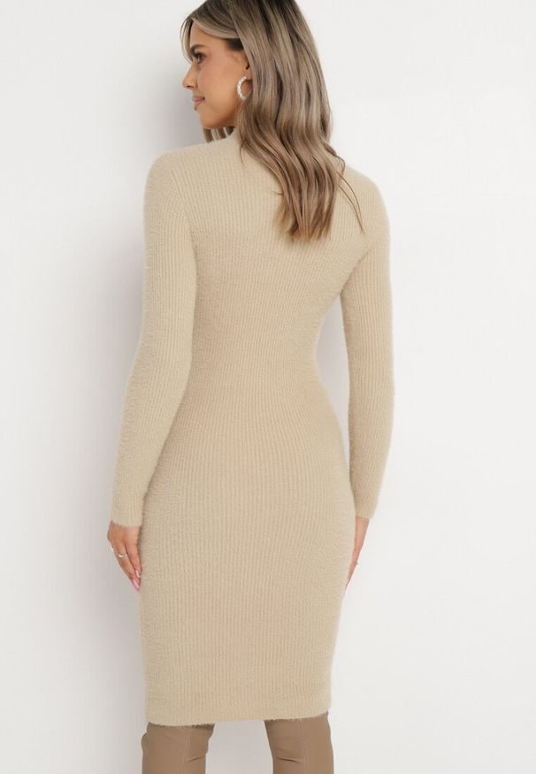Born2be - Beżowa Sweterkowa Sukienka Midi Wełniana z Prążkowaną Fakturą Johnnath. Kolor: beżowy. Materiał: wełna, prążkowany. Długość: midi
