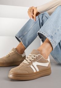 Renee - Beżowe Sneakersy Tenisówki Ozdobione Geometrycznym Wzorem Shie. Okazja: na co dzień. Kolor: beżowy. Materiał: jeans. Wzór: aplikacja, geometria