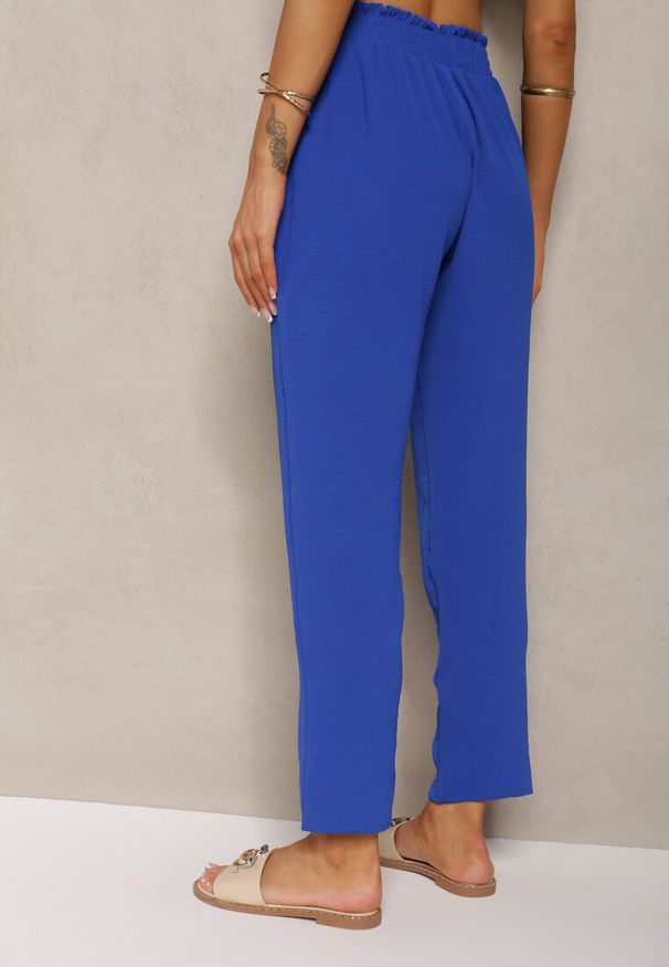 Renee - Granatowo-Niebieskie Spodnie Typu Paper Bag High Waist z Gumką w Talii Salvavia. Okazja: na co dzień. Stan: podwyższony. Kolor: niebieski. Styl: elegancki, casual