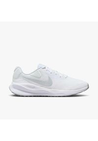 Buty do biegania męskie Nike Revolution 7. Zapięcie: sznurówki. Kolor: wielokolorowy, beżowy, biały. Materiał: materiał, tkanina, syntetyk. Szerokość cholewki: normalna. Model: Nike Revolution #1