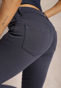 Renee - Granatowe Spodnie Skinny Ozdobione Drobnymi Cyrkoniami Aderive. Kolor: niebieski. Materiał: tkanina. Wzór: aplikacja