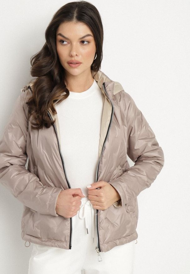 Born2be - Ciemnobeżowa Pikowana Kurtka o Dwustronnym Kroju z Odpinanym Kapturem Zeorina. Okazja: na co dzień. Kolor: beżowy. Materiał: jeans. Wzór: gładki. Styl: casual, elegancki