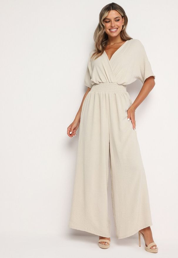 Born2be - Beżowy Kopertowy Kombinezon z Gumką w Talii i Szerokimi Nogawkami Vimashea. Okazja: na co dzień. Kolor: beżowy. Styl: casual, elegancki