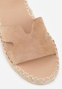 Born2be - Ciemnobeżowe Sandały VICES na Plecionym Koturnie Ozdobione Wycięciami Cirilea. Okazja: na co dzień, na spacer. Zapięcie: sprzączka. Kolor: beżowy. Wzór: aplikacja. Sezon: lato. Obcas: na koturnie. Styl: casual, klasyczny, elegancki #8