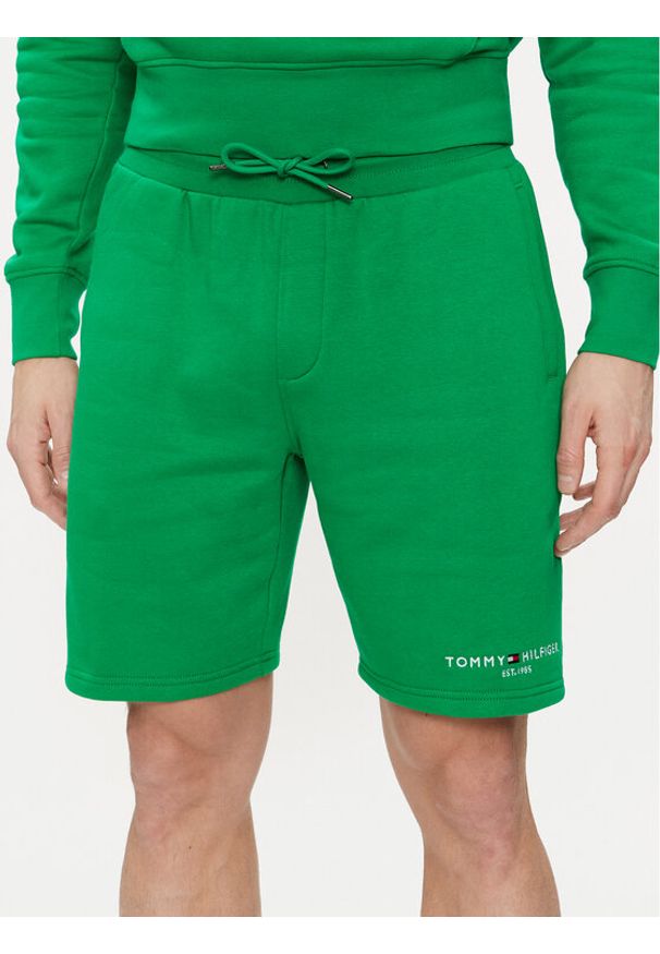 TOMMY HILFIGER - Tommy Hilfiger Szorty sportowe Logo MW0MW34201 Zielony Regular Fit. Kolor: zielony. Materiał: bawełna, syntetyk. Styl: sportowy