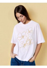 Sinsay - Bawełniana koszulka z haftem - kremowy. Kolor: kremowy. Materiał: bawełna. Wzór: haft #1