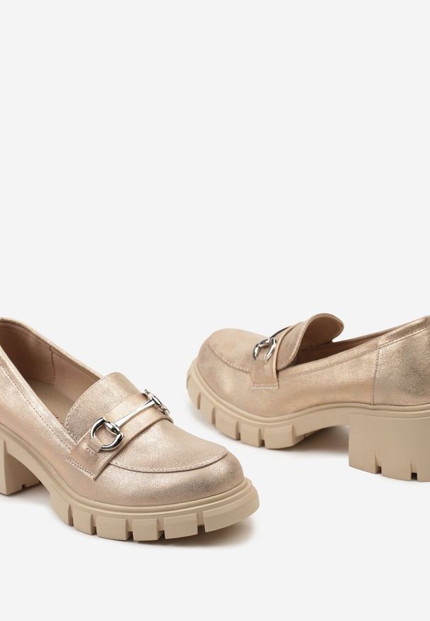 Born2be - Różowe Półbuty Mokasyny na Słupku ze Skórzaną Wkładką i Metaliczną Ozdobą Piselia. Okazja: na co dzień, na spotkanie biznesowe. Kolor: różowy. Materiał: skóra. Wzór: aplikacja. Obcas: na słupku. Styl: biznesowy, casual. Wysokość obcasa: średni