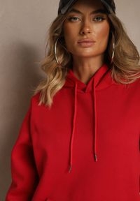Renee - Czerwona Bluza z Kapturem Ozdobiona Ściągaczami Invila. Okazja: na co dzień. Typ kołnierza: kaptur. Kolor: czerwony. Wzór: aplikacja. Styl: casual, elegancki #5