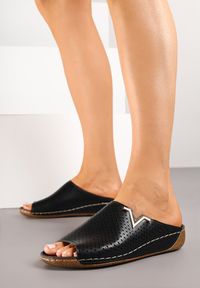 Born2be - Czarne Klapki Vices z Perforowaną Cholewką Sarianae. Okazja: na co dzień. Kolor: czarny. Styl: elegancki, casual #3