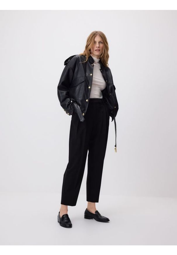 Reserved - Spodnie carrot fit - czarny. Kolor: czarny. Materiał: tkanina, wełna, wiskoza, len. Wzór: gładki