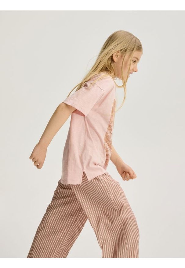 Reserved - Luźne spodnie w paski - beżowy. Kolor: beżowy. Materiał: dzianina. Wzór: paski