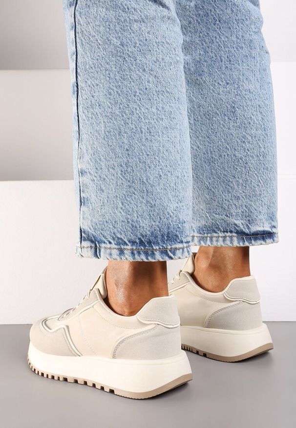 Renee - Beżowe Sneakersy na Płaskiej Podeszwie Ozdobione Geometrycznym Wzorem Erimaraes. Okazja: na co dzień. Zapięcie: sznurówki. Kolor: beżowy. Materiał: jeans. Wzór: aplikacja, geometria. Sezon: wiosna. Obcas: na płaskiej podeszwie