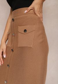 Renee - Brązowa Dzianinowa Spódnica Midi z Ozdobnymi Guzikami Vivace. Kolor: brązowy. Materiał: dzianina. Sezon: jesień, zima #4