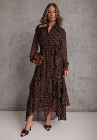 Renee - Brązowa Sukienka o Koszulowym Kroju z Przedłużonym Tyłem i Falbanami Savarinna. Kolor: brązowy. Materiał: poliester. Typ sukienki: koszulowe #8