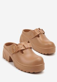 Born2be - Jasnobrązowe Klapki na Grubej Podeszwie z Klamrą Ralunella. Okazja: na co dzień, na spacer. Kolor: brązowy. Materiał: dresówka. Styl: klasyczny, elegancki, casual #6