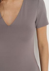 Born2be - Szara Sukienka Dopasowana Bodycon z Dekoltem w Serek Efricene. Okazja: na co dzień. Typ kołnierza: dekolt w serek. Kolor: szary. Materiał: jeans. Długość rękawa: krótki rękaw. Typ sukienki: bodycon. Styl: klasyczny, casual #7