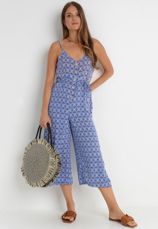 Born2be - Niebieski Kombinezon Siffo. Kolor: niebieski. Materiał: materiał. Długość rękawa: na ramiączkach. Wzór: aplikacja, kolorowy, jednolity. Sezon: lato