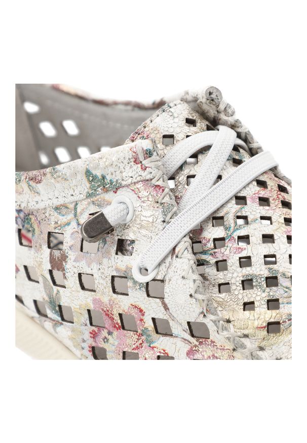 Półbuty damskie Artiker, cholewka ze skóry naturalnej licowej z ażurowymi wycięciami i nadrukiem na płaskiej podeszwie, białe, 58C0710. Kolor: biały. Materiał: skóra. Szerokość cholewki: normalna. Wzór: ażurowy, nadruk. Obcas: na płaskiej podeszwie