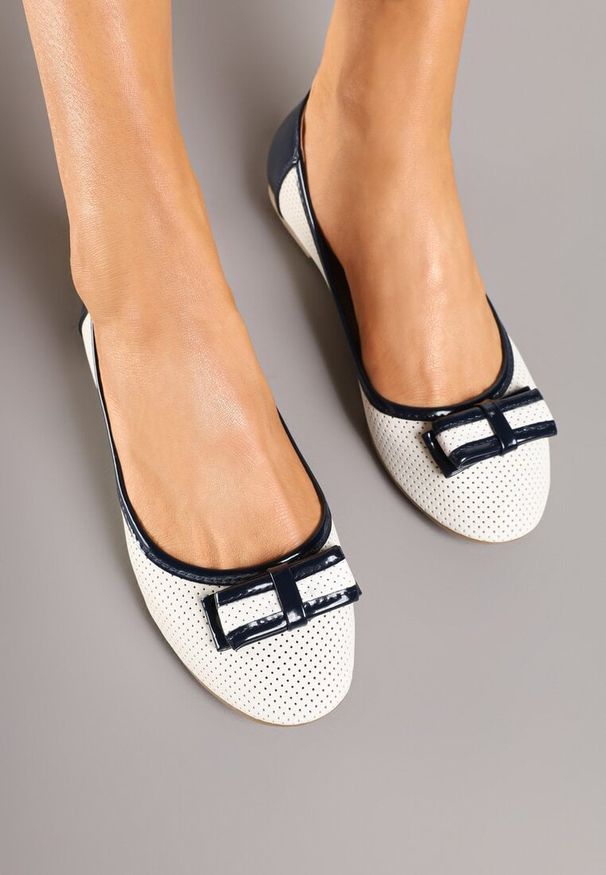 Born2be - Biało-Granatowe Ażurowe Balerinki ze Skórzaną Wkładką i Kokardą Fonawira. Okazja: na co dzień. Kolor: biały. Materiał: skóra. Wzór: ażurowy. Styl: elegancki, casual, klasyczny