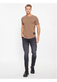 Calvin Klein Jeans T-Shirt Essential J30J315319 Brązowy Regular Fit. Kolor: brązowy. Materiał: bawełna