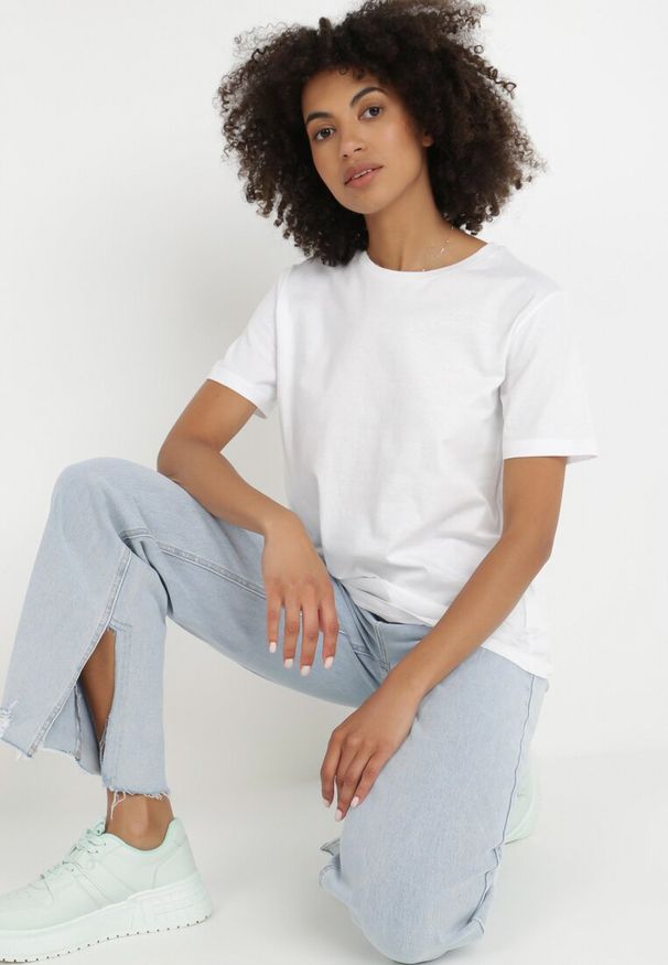 Born2be - Biały T-shirt Keatris. Kolor: biały. Materiał: dzianina, bawełna. Długość rękawa: krótki rękaw. Długość: krótkie