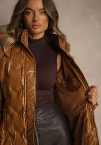 Renee - Brązowa Kurtka Pikowana z Odpinanym Futerkiem i Kapturem Ozdobiona Paskiem Olinesa. Kolor: brązowy. Materiał: futro. Wzór: aplikacja. Styl: klasyczny, elegancki #4