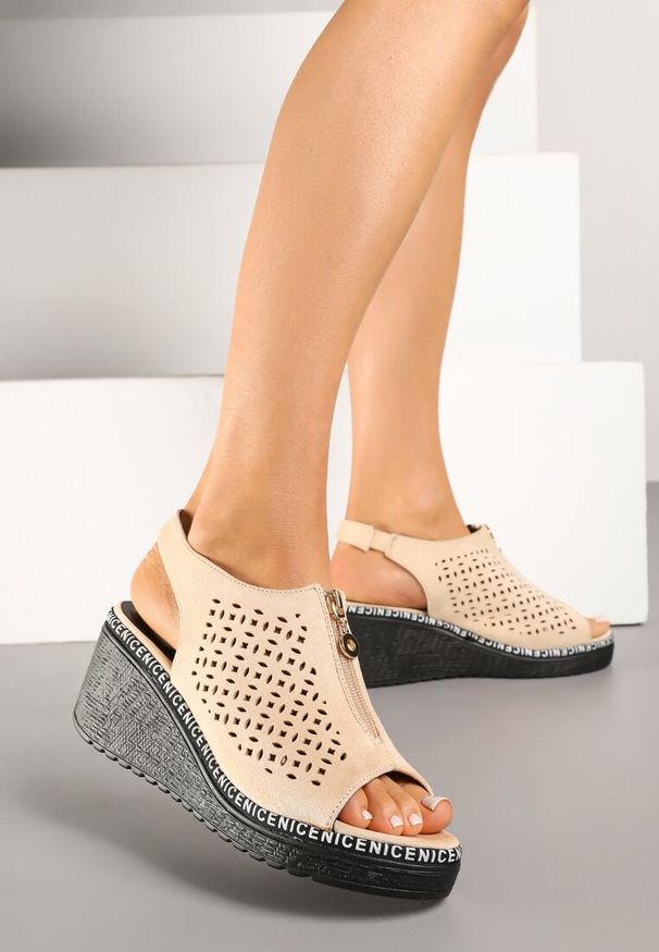 Born2be - Beżowe Ażurowe Sandały Vices na Koturnie Ozdobione Suwakiem Linarose. Okazja: na spacer, na co dzień. Kolor: beżowy. Wzór: ażurowy, aplikacja. Obcas: na koturnie. Styl: elegancki, casual. Wysokość obcasa: średni