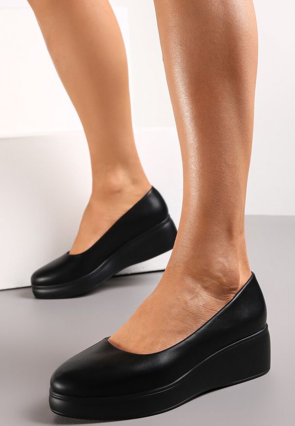 Renee - Czarne Czółenka na Niewysokim Koturnie Arrington. Nosek buta: okrągły. Zapięcie: bez zapięcia. Kolor: czarny. Wzór: gładki. Obcas: na koturnie. Wysokość obcasa: średni