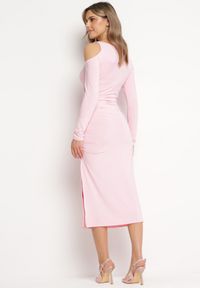 Born2be - Różowa Koktajlowa Sukienka z Wyciętym Ramionami z Klamerką i Marszczeniem Glimie. Kolor: różowy. Styl: wizytowy