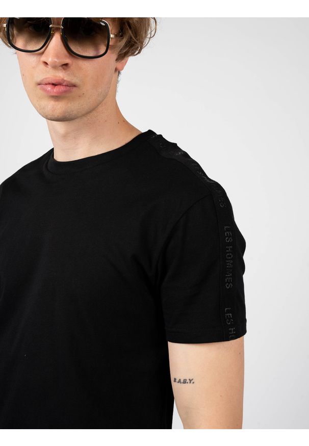 Les Hommes T-shirt | LF224100-0700-900 | Round Neck | Mężczyzna | Czarny. Okazja: na co dzień. Kolor: czarny. Materiał: bawełna. Wzór: aplikacja. Styl: casual