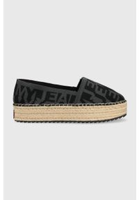 Tommy Jeans espadryle LOGOMANIA ESPADRILLE kolor czarny na platformie EN0EN02079. Nosek buta: okrągły. Kolor: czarny. Materiał: poliester, materiał, guma. Wzór: gładki. Obcas: na platformie #1