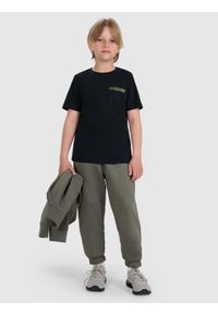 4f - 4F T-shirt regular z nadrukiem chłopięcy - czarny 140 (9-10 lat). Okazja: na co dzień. Kolor: czarny. Materiał: dzianina, jersey, bawełna. Długość rękawa: krótki rękaw. Długość: krótkie. Wzór: nadruk. Sezon: lato. Styl: casual, klasyczny, sportowy #2