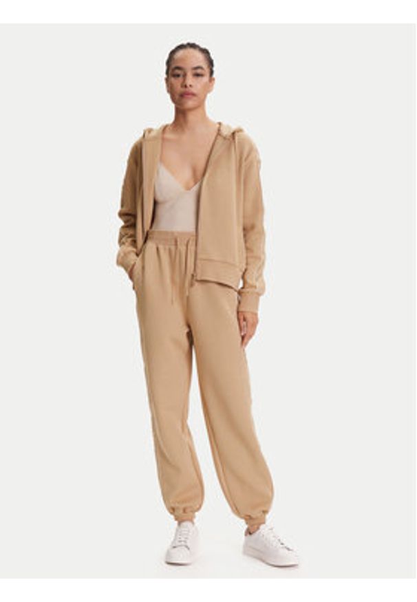 Guess Spodnie dresowe V5YB02 KB3P2 Beżowy Regular Fit. Kolor: beżowy. Materiał: syntetyk